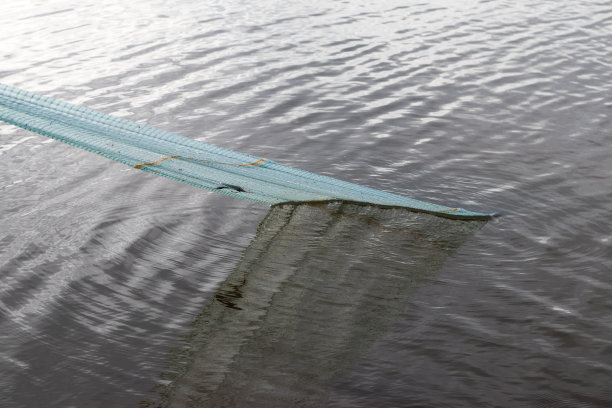 渔网被从水里拉出来。图片下载