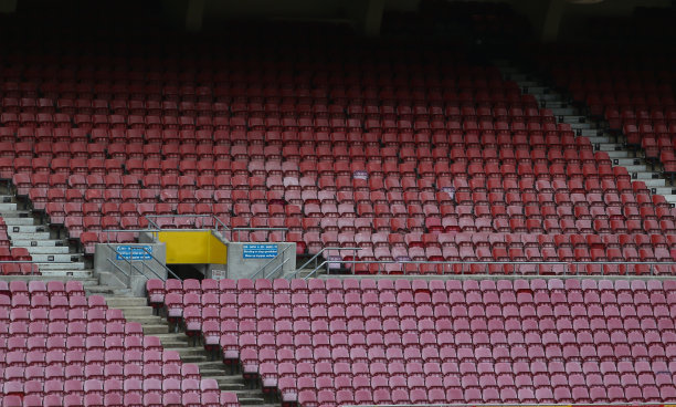 空的塑料体育场座位。图片下载