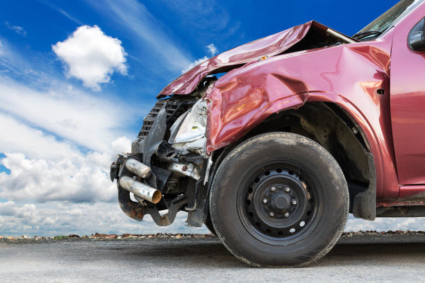 前面的红色轿车被天空摧毁。图片下载