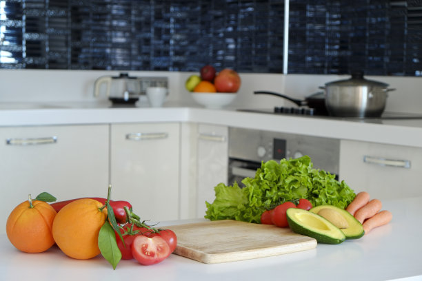 在厨房切蔬菜。图片下载
