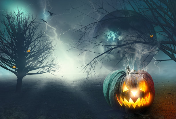 万圣节概念:幽灵南瓜配上月亮和黑暗森林图片下载