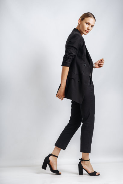 时尚工作室的照片年轻美丽的女士在黑色的西装。图片下载