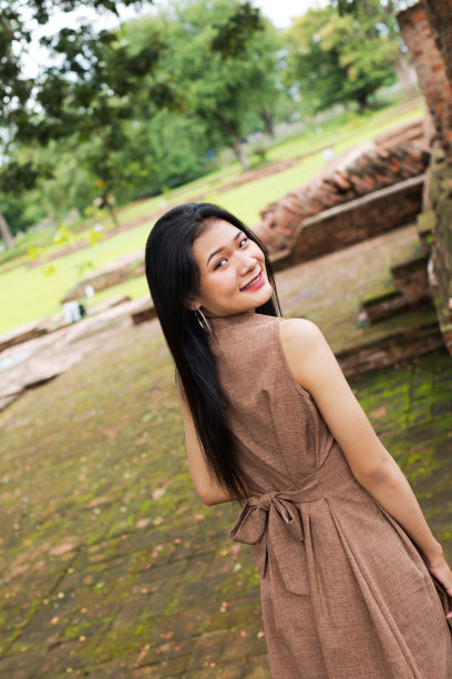 向后快乐的年轻泰国女人图片下载