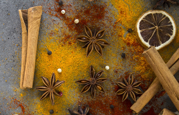 桌子上的香料：姜黄粉和辣椒粉图片下载