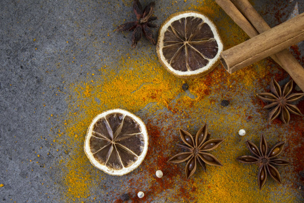 桌子上的香料：姜黄粉和辣椒粉图片下载