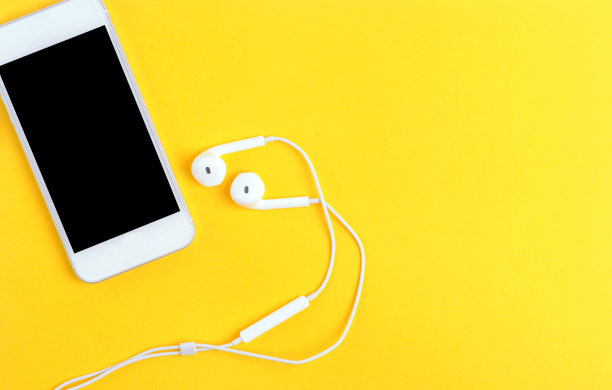 智能手机和耳机商业概念黄色背景图片下载