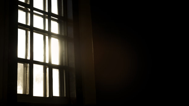 阳光透过窗户照进来图片下载