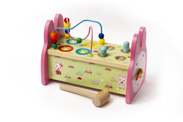 木制玩具，有锤子，有迷宫，彩色珠子，白色背景，水平图片下载