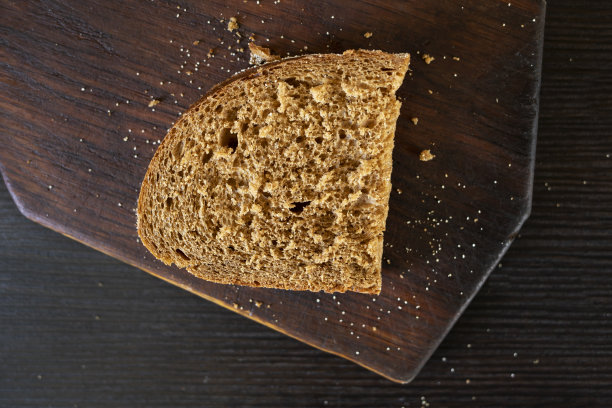 一块黑麦面包放在木板上图片下载