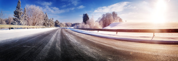 冬天的路在阳光明媚的一天图片下载