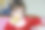 亚洲女婴穿红色衣服喝奶瓶里的水。从侧面看图片下载
