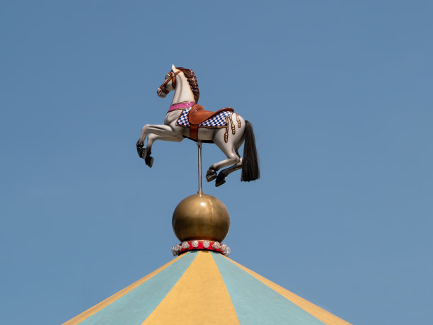 旋转木马顶端的复古木马图片下载