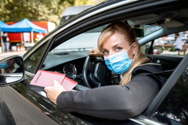 女司机戴着防护面具发放护照图片下载