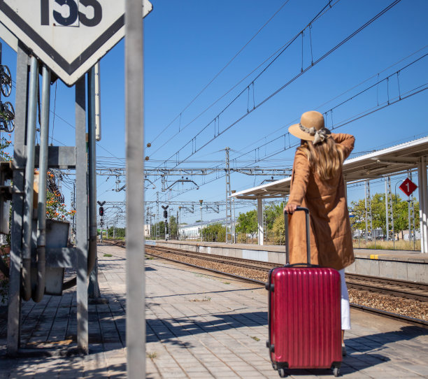 在火车站台上行走的陌生女性游客图片下载