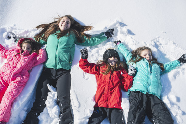 一个漂亮的孩子躺在雪地里的照片图片下载