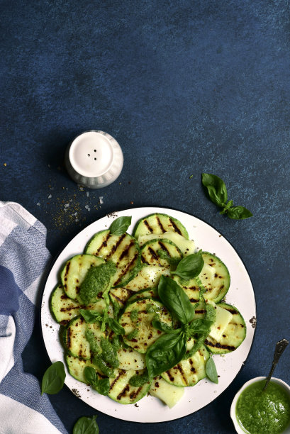 烤西葫芦配马苏里拉芝士和罗勒香蒜酱图片下载