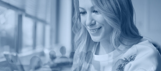 使用网络摄像头进行视频会议的商务女性图片下载