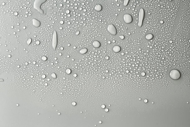 大量的水滴。抽象的背景纹理。背景坚实的瀑布，在干净的表面收集气泡。雨滴，一系列的自然照片图片下载