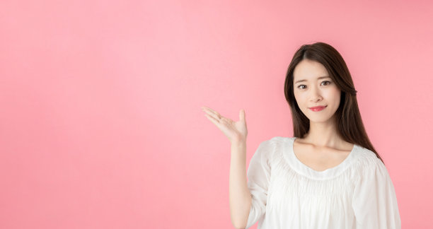 年轻的亚洲女人指着复印区。图片下载