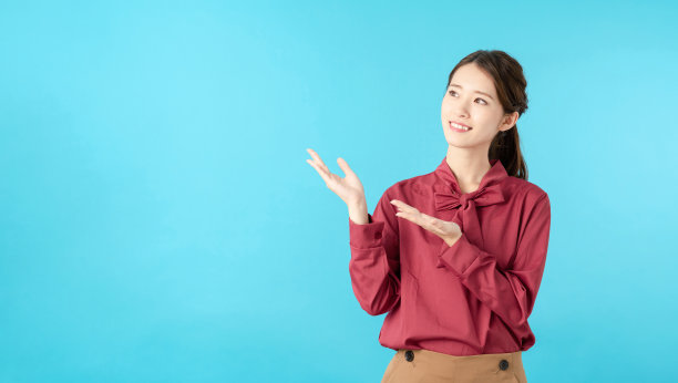 年轻的亚洲女孩指着复印空间。图片下载