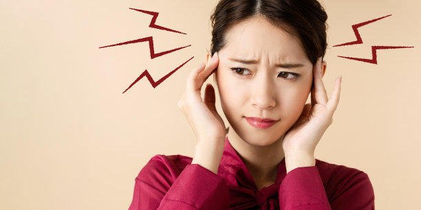 年轻女子头痛。图片下载