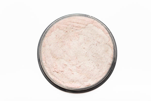 灰尘肮脏的真空吸尘器过滤器上的白色背景图片下载