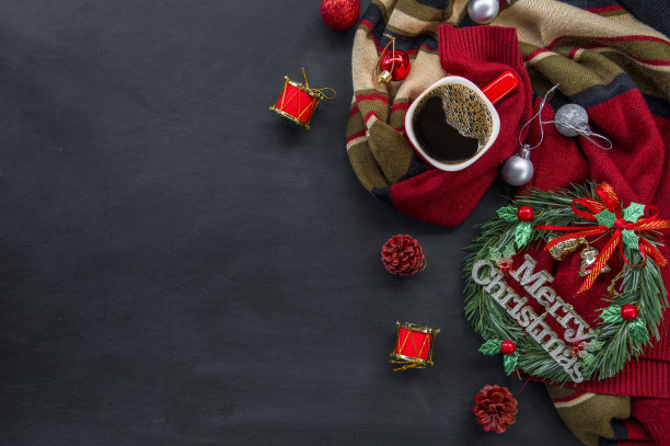 圣诞装饰与热咖啡在黑暗的背景。平的。为文本复制空间。图片下载