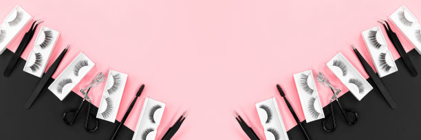 在时尚的粉彩粉和黑色背景上进行睫毛延伸的各种工具。横幅。的概念。睫毛夹、镊子、刷子。化妆品配件。化妆品。假睫毛。文本。图片下载