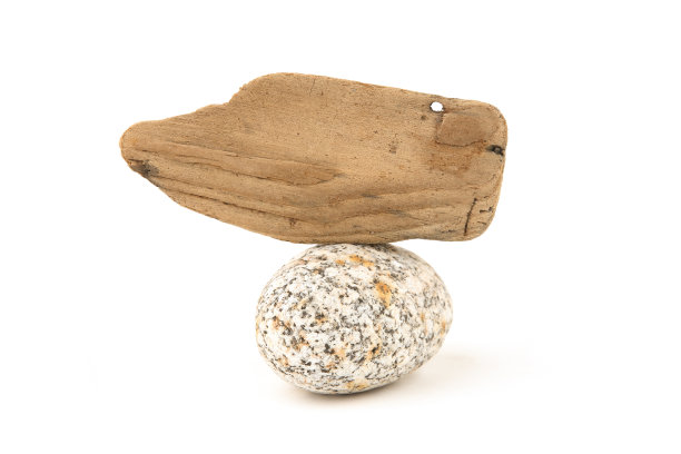 海浮木标志标签在椭圆形卵石孤立的白色背景。图片下载