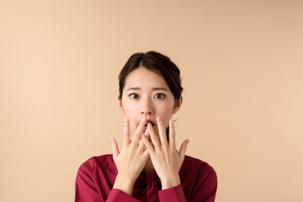 惊讶的年轻女子。图片下载