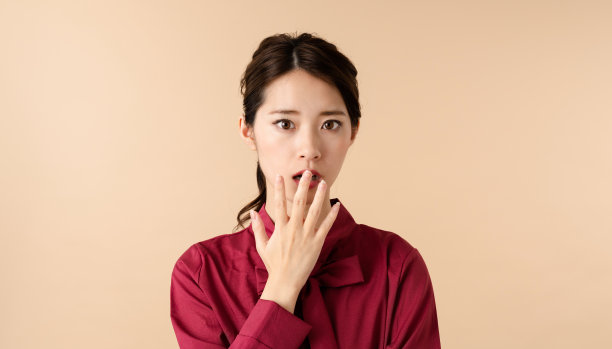 惊讶的年轻女子。图片下载