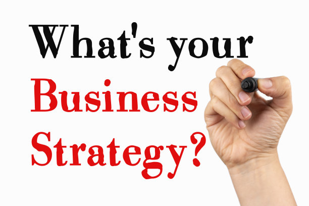 你的商业策略是什么?在白板上涂鸦，用黑色和红色的记号笔写在手上。在黑板上潦潦草草地写些文字图片下载