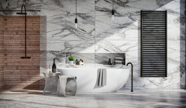 豪华的浴室在晚上，用蜡烛照明，大理石和木材，独立的浴缸与黑色口音图片下载