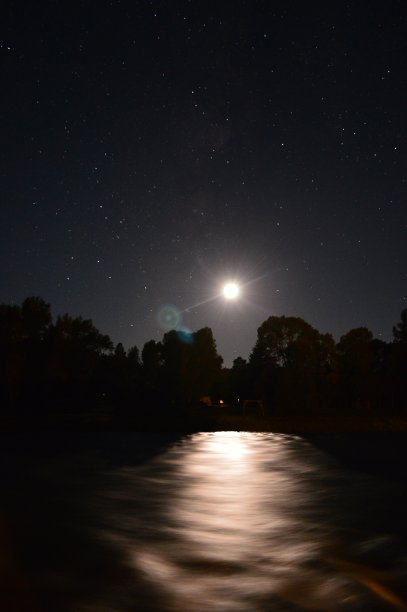 月亮在河图片下载