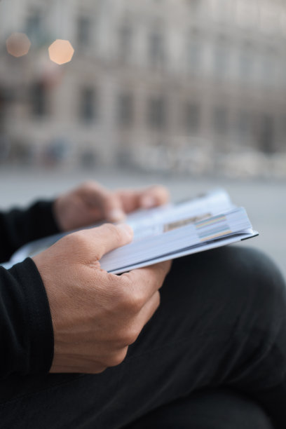 一个人在街上看书图片下载