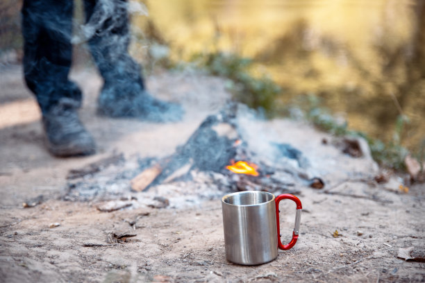 在露营时喝咖啡图片下载