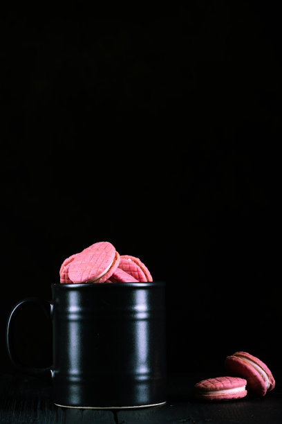 粉色饼干黑色背景图片下载