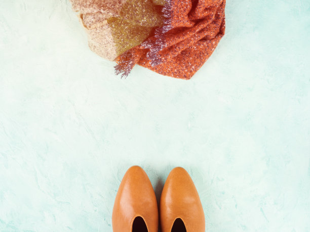 时尚女性秋色鞋搭配围巾、边框图片下载