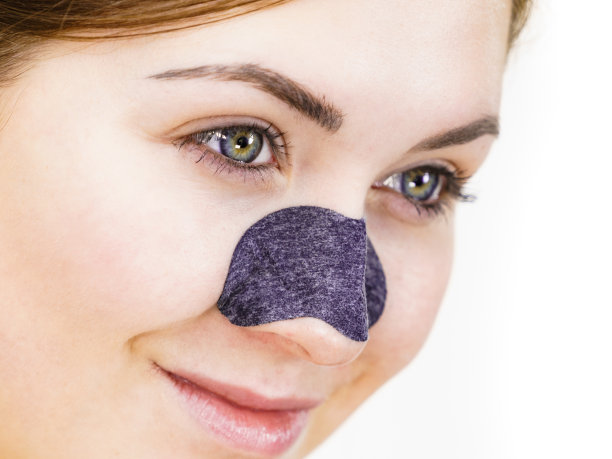 女人在鼻子上涂毛孔贴图片下载