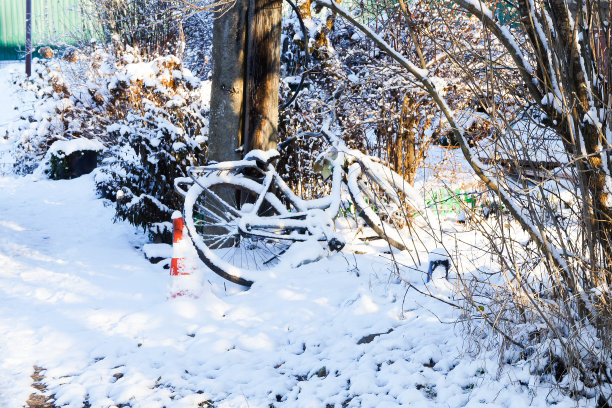 街上有一辆被雪覆盖的自行车图片下载