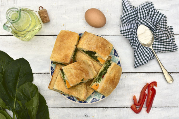 菠菜蛋糕和配料一起放在木桌上图片下载