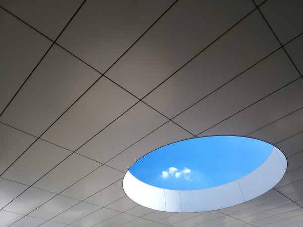 圆洞内的云图片下载