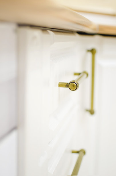 白色橱柜靠近。经典风格的白色厨房抽屉，有把手。图片下载