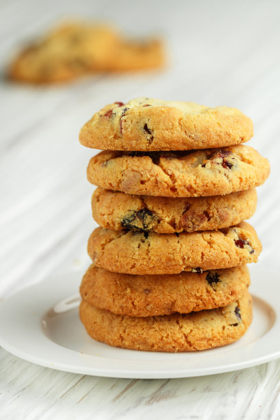 新鲜烘焙的自制圣诞饼干与蔓越莓，杏仁和白巧克力特写。美味的节日饼干。文化遗产。有选择性的重点图片下载