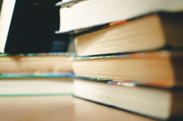 书店或图书馆里有很多书。选择聚焦,特写。图片下载