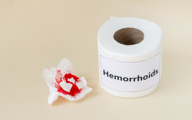 用过的带血的厕纸和干净的卷纸。痔疮和便秘的治疗理念图片下载