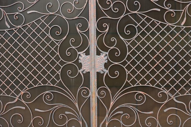 墙壁上有褐色锻铁图案的纹理图片下载