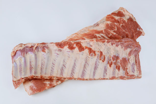 新鲜生排骨两块猪肉孤立在白色的背景图片下载
