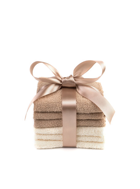 礼物套装白色和浅棕色毛巾与缎带上的白色背景。图片下载