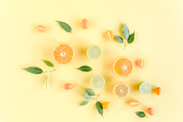 创意背景采用夏季热带水果:柚子、橙子、柠檬、酸橙和无花果叶。食品的概念。平躺，俯视图图片下载